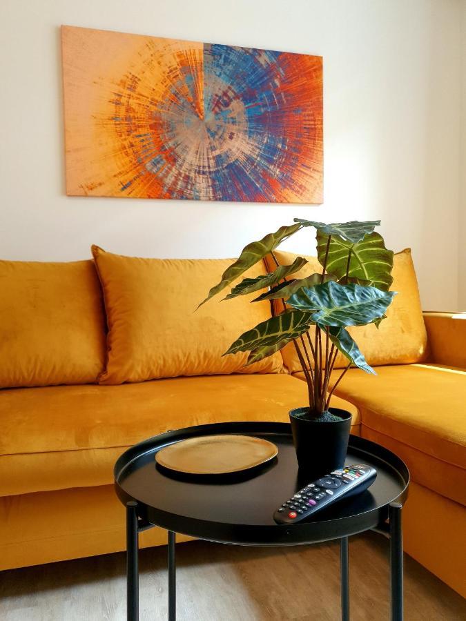 Ferienwohnungen Am Theater - Modern, Zentral Und Ruhig Mit Kueche, Waschtrockner, Netflix, Wlan Und Parkplatz- 2 Zimmer, 52 Qm Cottbus Exterior foto