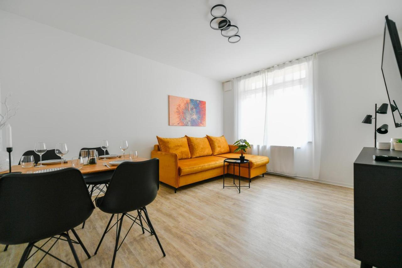 Ferienwohnungen Am Theater - Modern, Zentral Und Ruhig Mit Kueche, Waschtrockner, Netflix, Wlan Und Parkplatz- 2 Zimmer, 52 Qm Cottbus Exterior foto