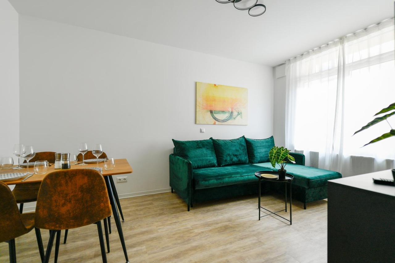 Ferienwohnungen Am Theater - Modern, Zentral Und Ruhig Mit Kueche, Waschtrockner, Netflix, Wlan Und Parkplatz- 2 Zimmer, 52 Qm Cottbus Exterior foto