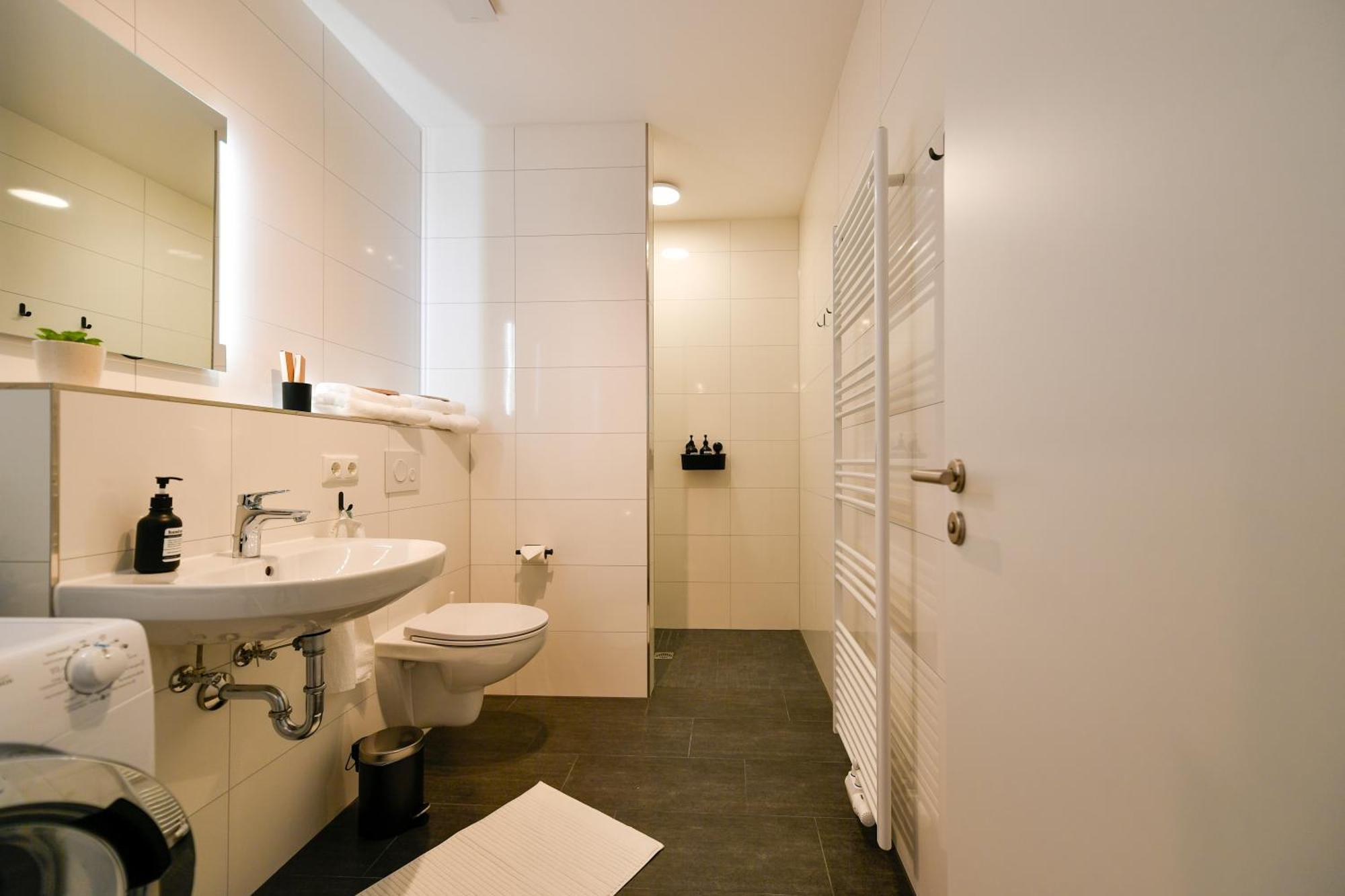 Ferienwohnungen Am Theater - Modern, Zentral Und Ruhig Mit Kueche, Waschtrockner, Netflix, Wlan Und Parkplatz- 2 Zimmer, 52 Qm Cottbus Exterior foto