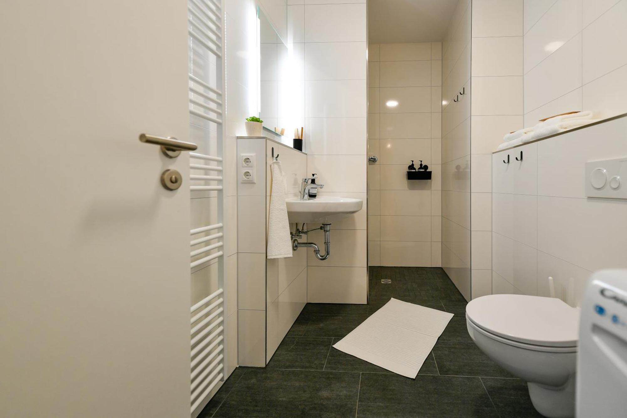 Ferienwohnungen Am Theater - Modern, Zentral Und Ruhig Mit Kueche, Waschtrockner, Netflix, Wlan Und Parkplatz- 2 Zimmer, 52 Qm Cottbus Zimmer foto